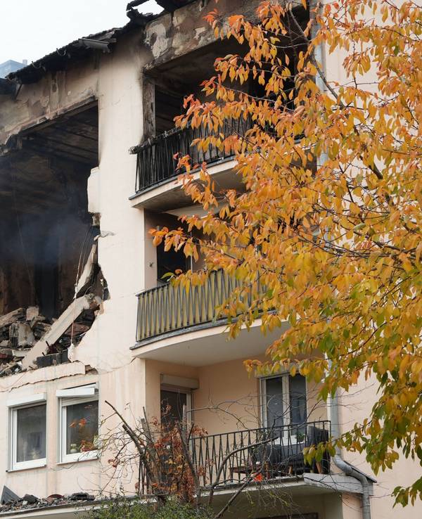 Die nach einer Explosion zerstörte Fassade eines Mehrfamilienhauses. Mindestens vier Menschen wurden teilweise schwer verletzt und in Krankenhäuser gebracht, wie ein Sprecher der Polizei sagte. Laut Feuerwehr werden zudem drei Personen vermisst.