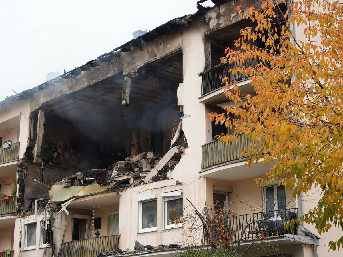 Die nach einer Explosion zerstörte Fassade eines Mehrfamilienhauses. Mindestens vier Menschen wurden teilweise schwer verletzt und in Krankenhäuser gebracht, wie ein Sprecher der Polizei sagte. Laut Feuerwehr werden zudem drei Personen vermisst.