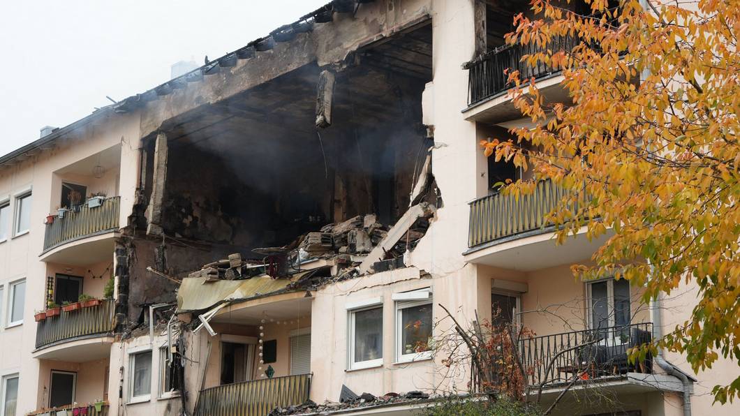 Die nach einer Explosion zerstörte Fassade eines Mehrfamilienhauses. Mindestens vier Menschen wurden teilweise schwer verletzt und in Krankenhäuser gebracht, wie ein Sprecher der Polizei sagte. Laut Feuerwehr werden zudem drei Personen vermisst.
