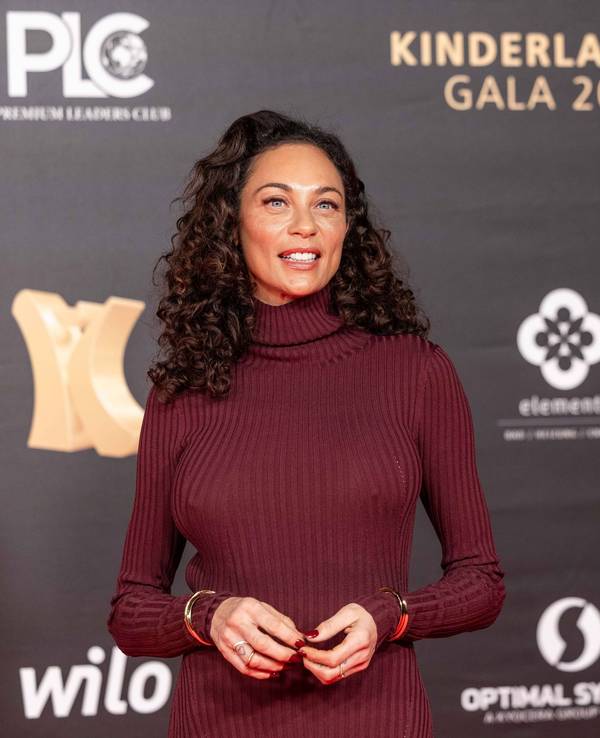 Lilly Becker in rotem Pullover.