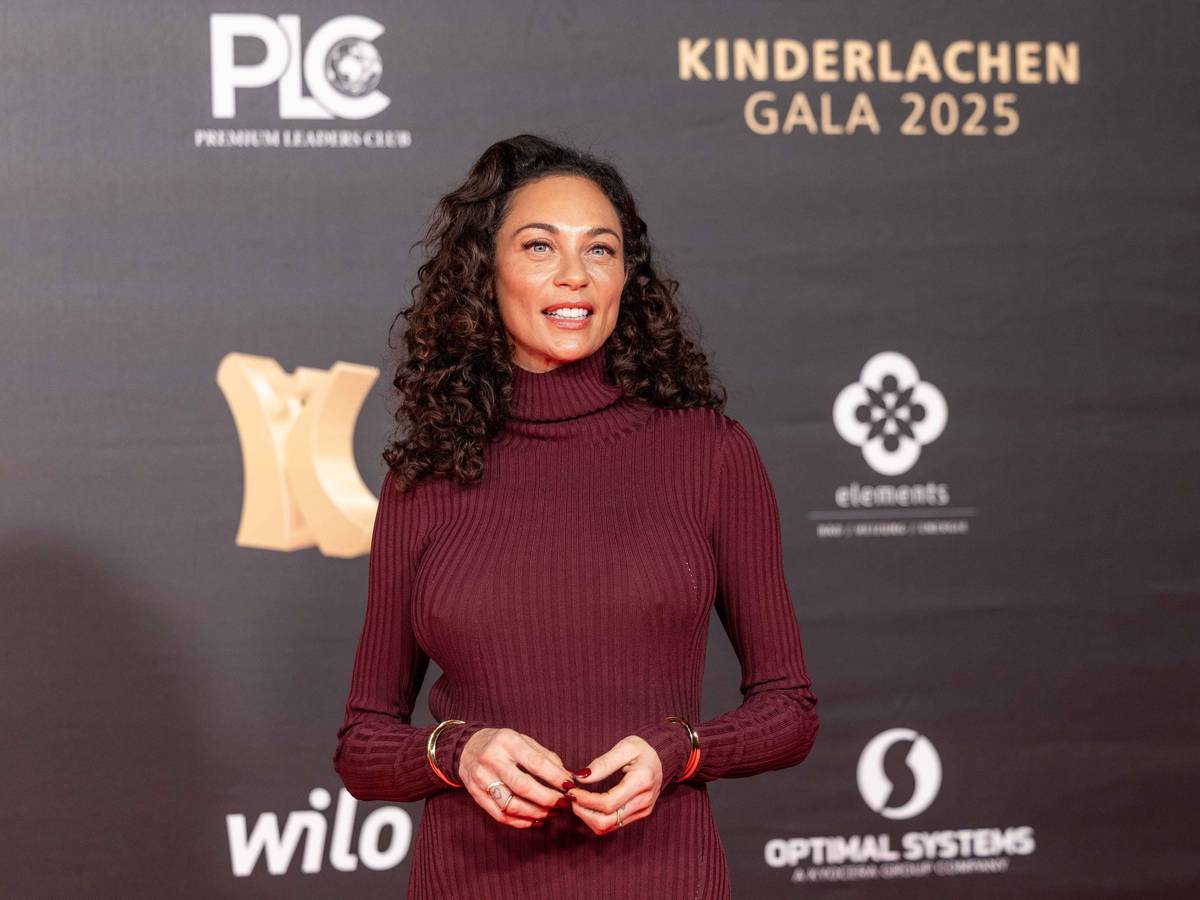 Lilly Becker in rotem Pullover.