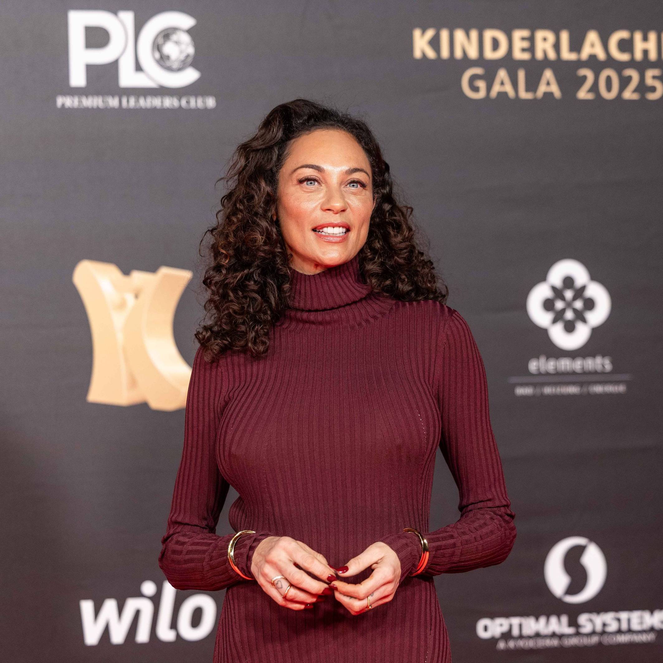 Lilly Becker in rotem Pullover.