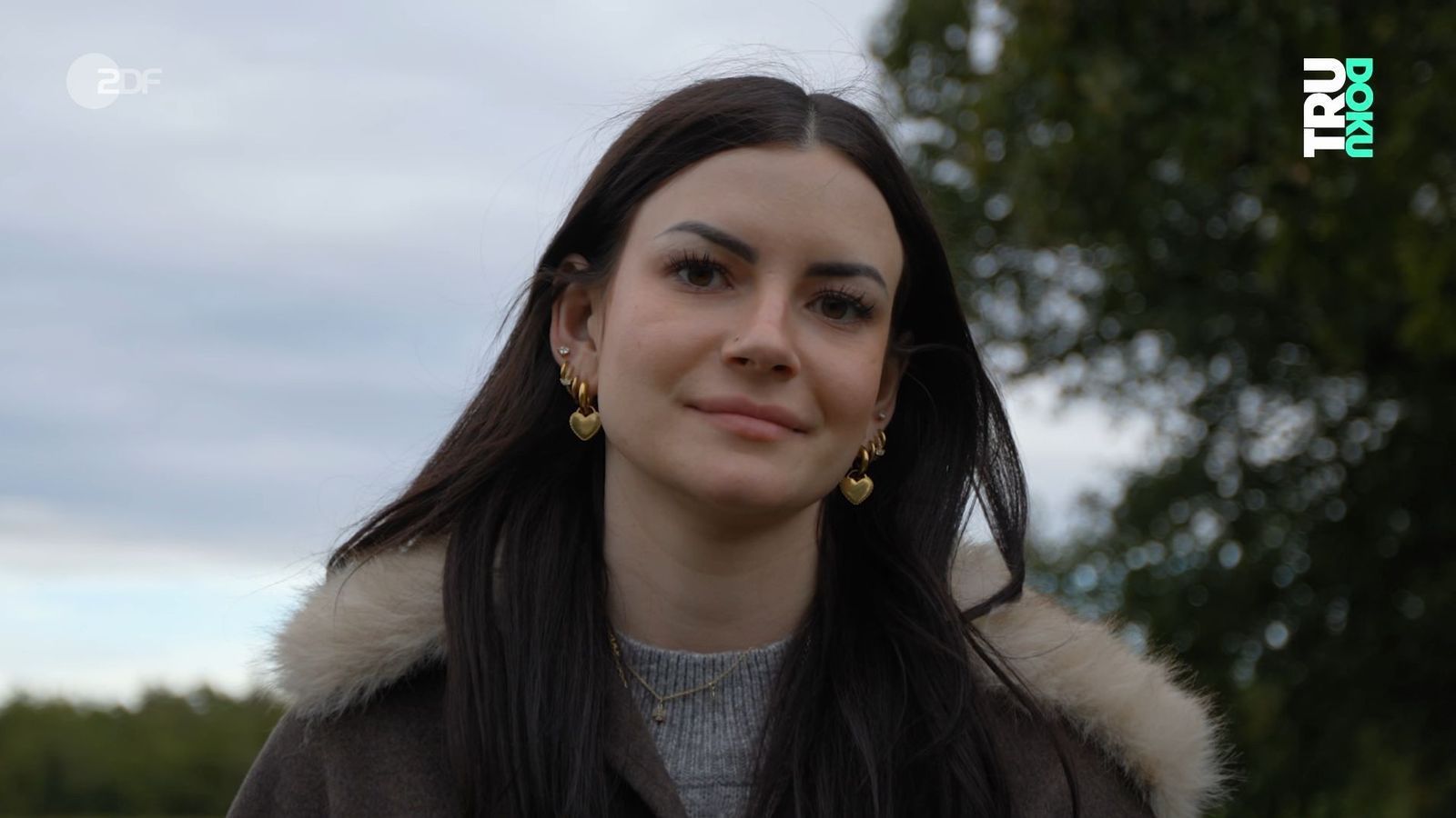 Jasmine leidet an der chronischen Darmerkrankung Colitis ulcerosa. Im Film „Tru Doku: Windel mit 21“ erzählt sie ihre Geschichte. (Bild: ZDF)