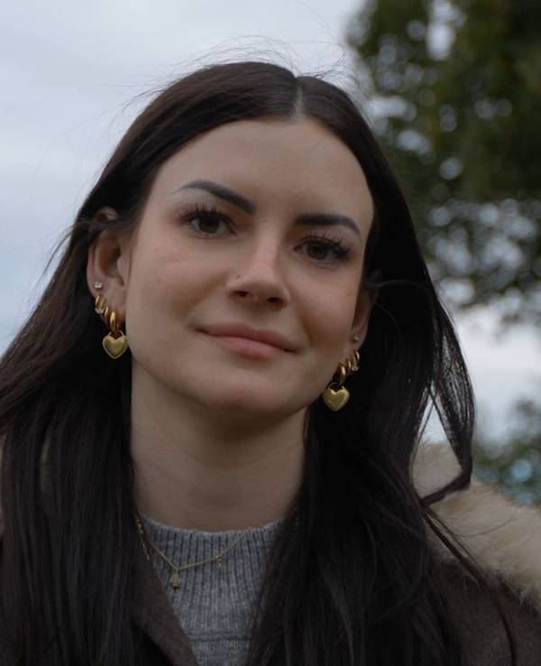 Jasmine leidet an der chronischen Darmerkrankung Colitis ulcerosa. Im Film „Tru Doku: Windel mit 21“ erzählt sie ihre Geschichte. (Bild: ZDF)