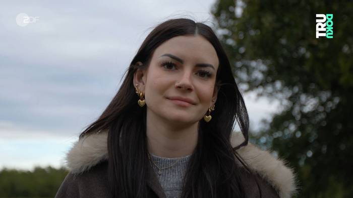 Jasmine leidet an der chronischen Darmerkrankung Colitis ulcerosa. Im Film „Tru Doku: Windel mit 21“ erzählt sie ihre Geschichte. (Bild: ZDF)