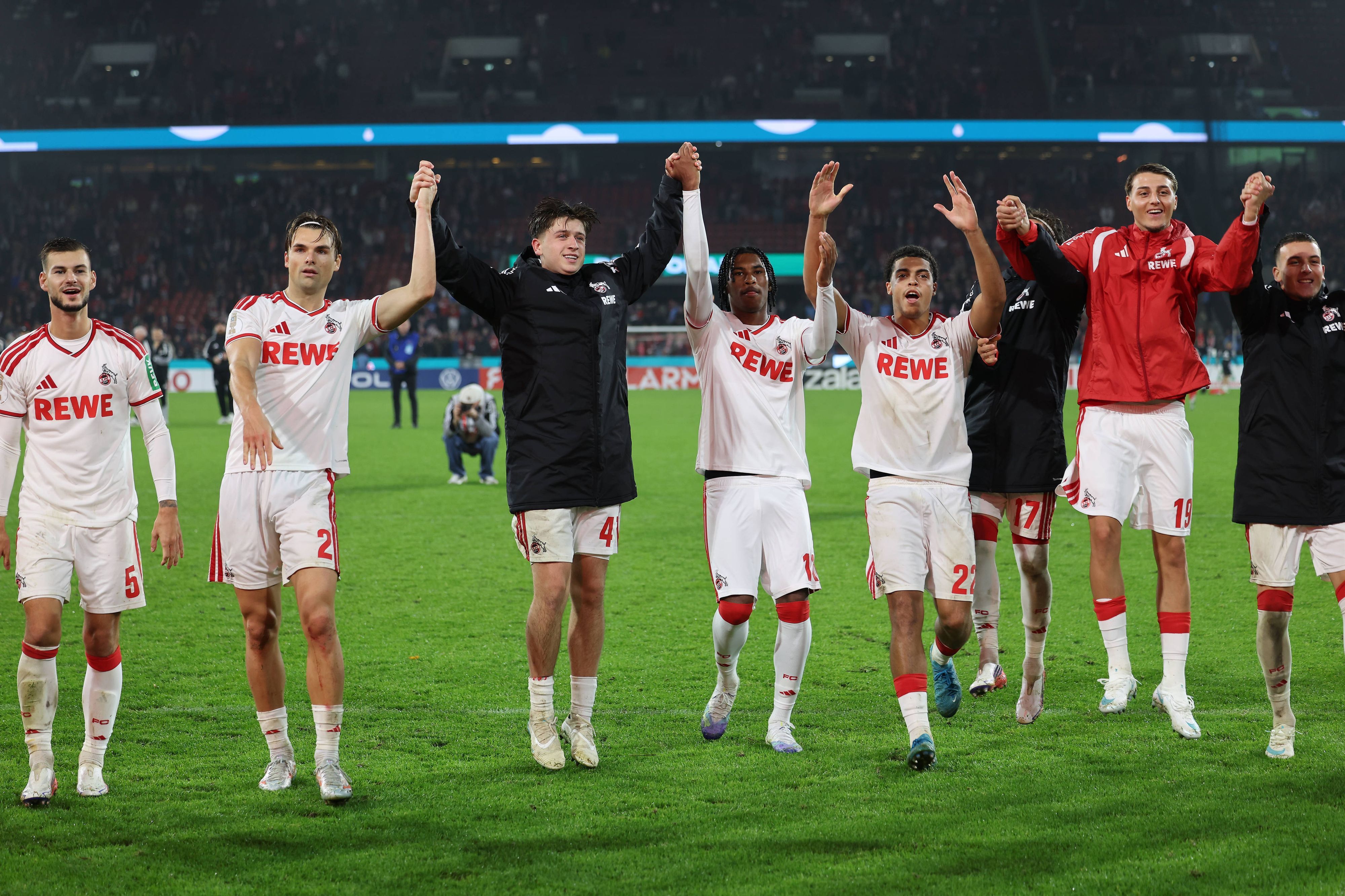 Die FC-Spieler feiern mit ihren Fans.