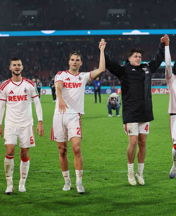 Die FC-Spieler feiern mit ihren Fans.