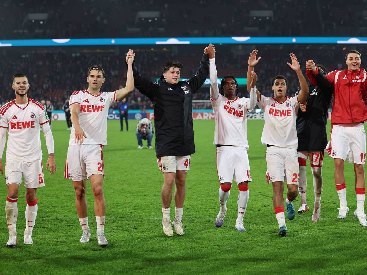 Die FC-Spieler feiern mit ihren Fans.