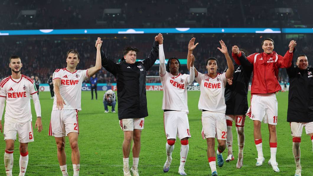 Die FC-Spieler feiern mit ihren Fans.