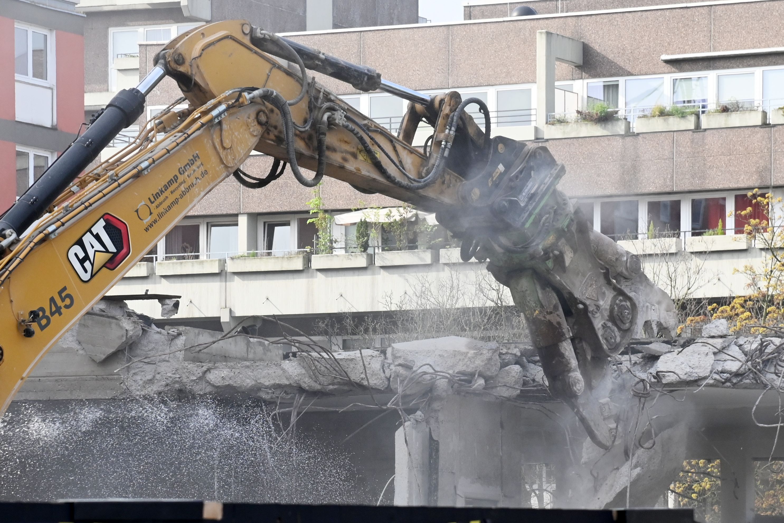 Knabberbagger beißt in einen Gebäudeboden.