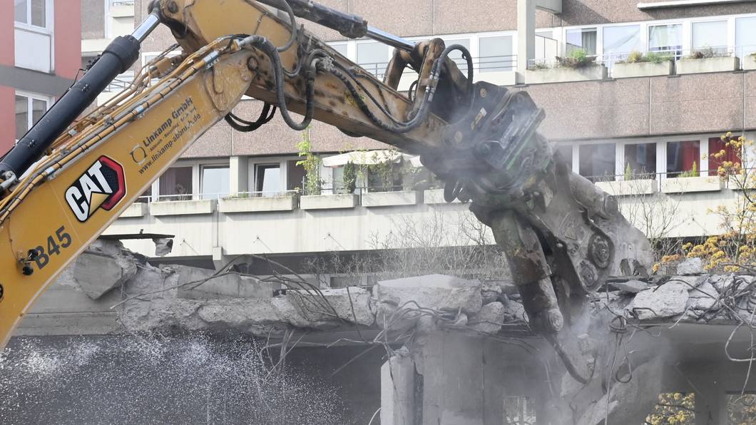 Knabberbagger beißt in einen Gebäudeboden.