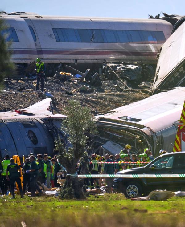 Rettungskräfte sind am Unfallort einer Kollision zwischen zwei Zügen im Einsatz.