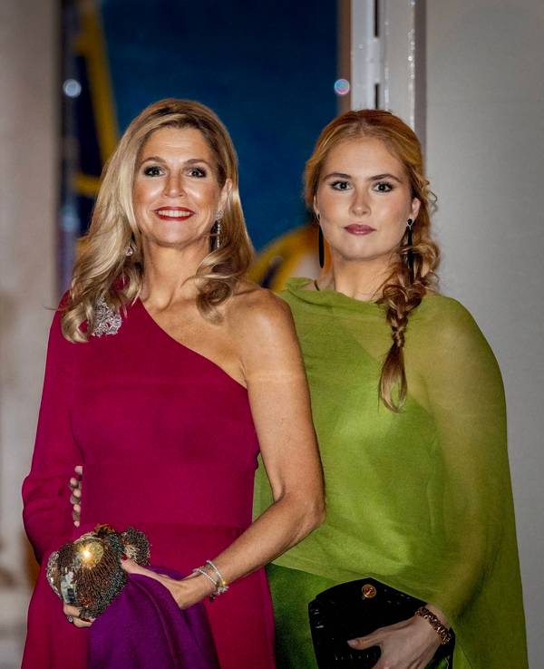 Beim Galadinner für den Staatsrat in Den Haag begeistern Máxima und Amalia.
