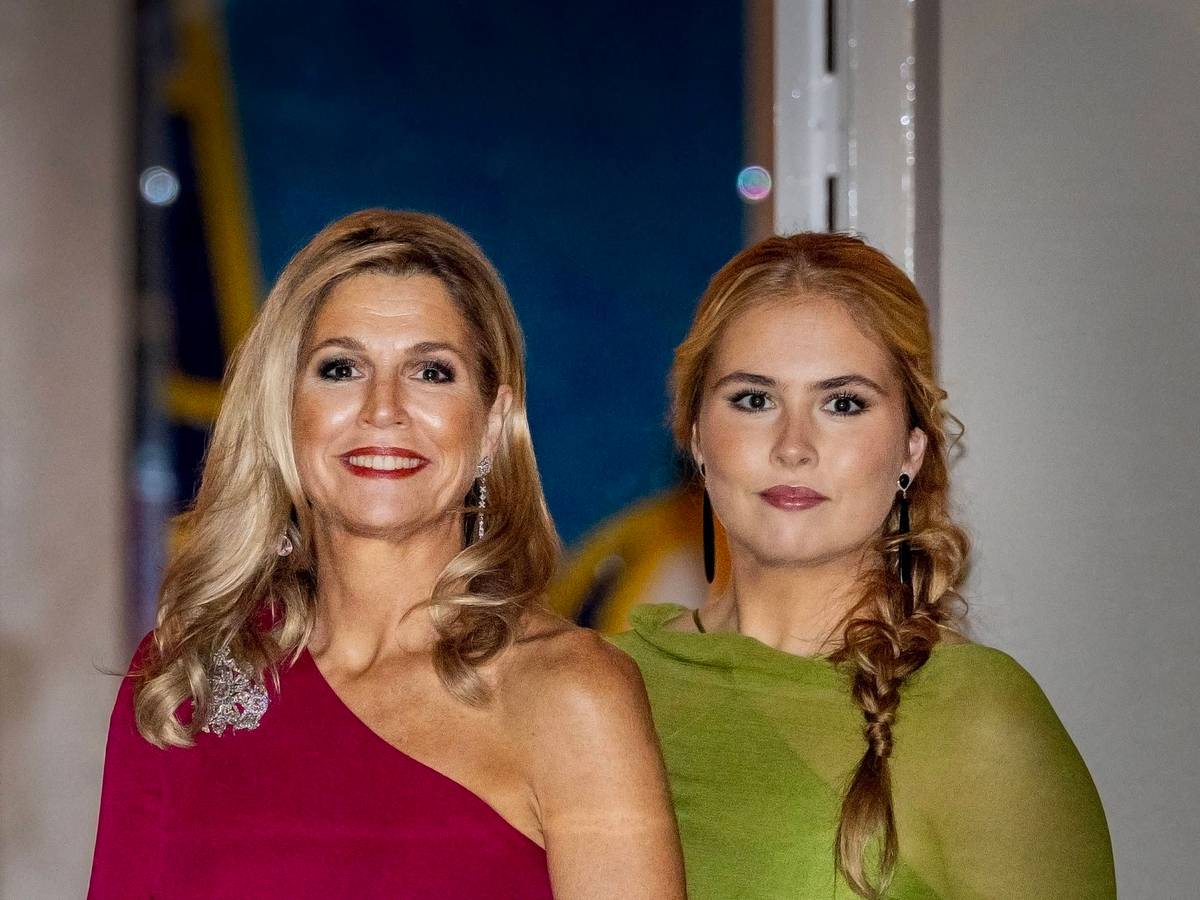 Beim Galadinner für den Staatsrat in Den Haag begeistern Máxima und Amalia.