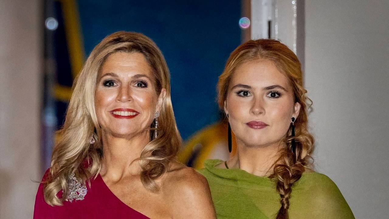 Beim Galadinner für den Staatsrat in Den Haag begeistern Máxima und Amalia.