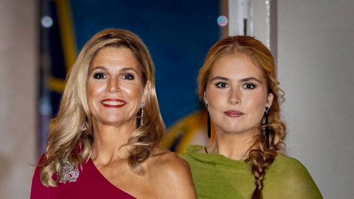 Beim Galadinner für den Staatsrat in Den Haag begeistern Máxima und Amalia.