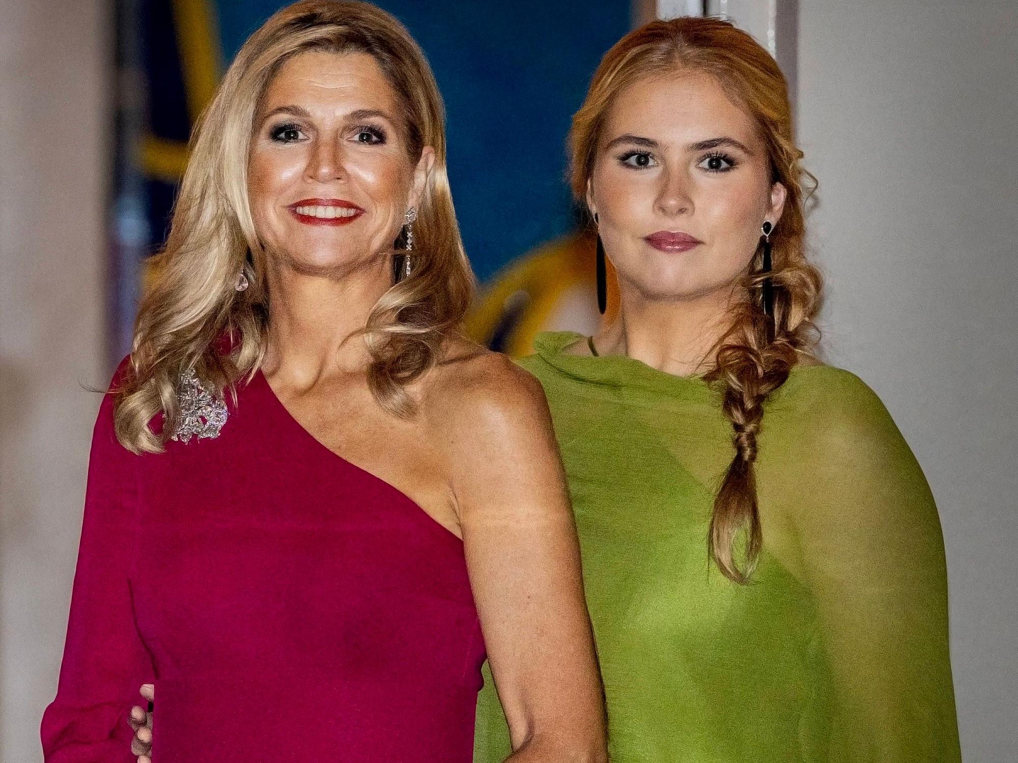 Beim Galadinner für den Staatsrat in Den Haag begeistern Máxima und Amalia.