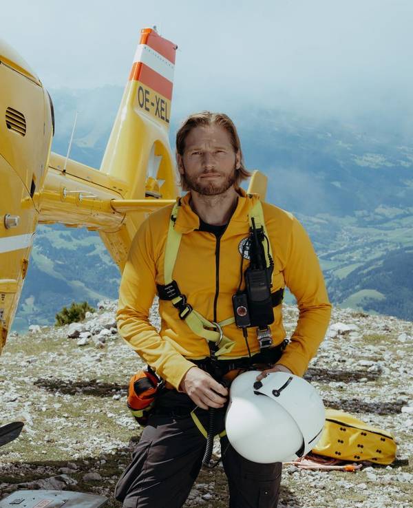 In den neuen Folgen der ZDF-Serie „Die Bergretter“ spielt Sebastian Ströbel wieder die Hauptrolle des Markus Kofler. (Bild: ZDF/Sabine Finger Fotografie)
