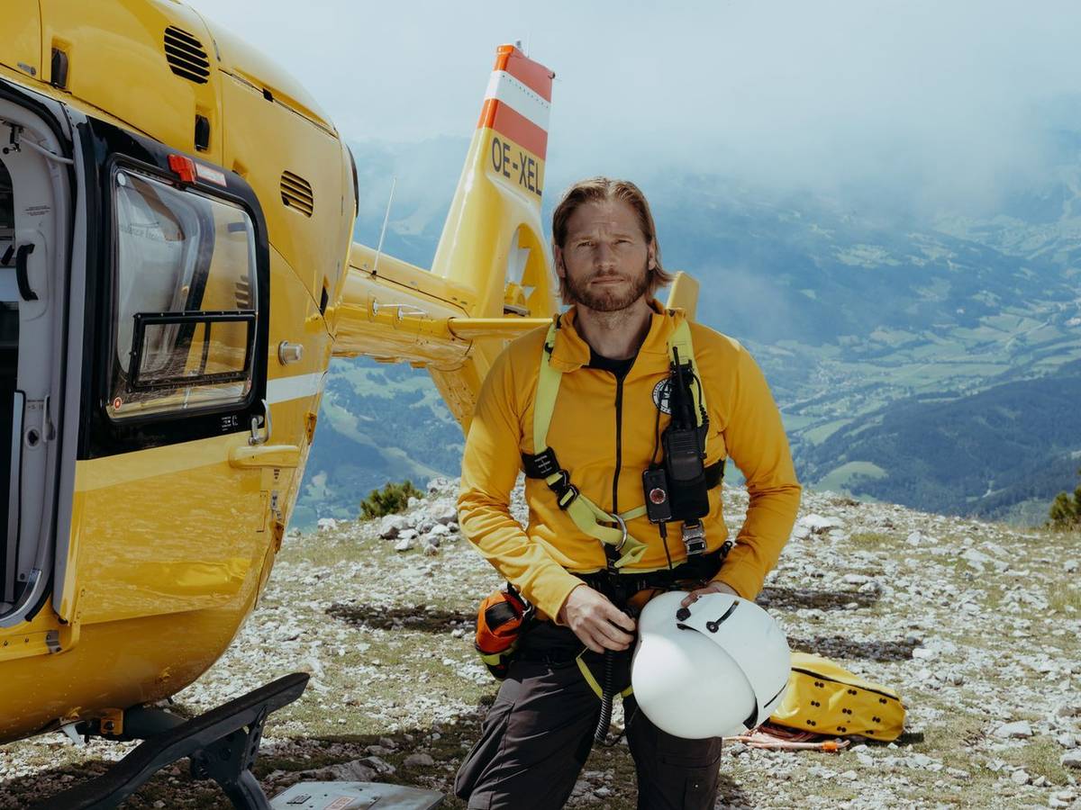 In den neuen Folgen der ZDF-Serie „Die Bergretter“ spielt Sebastian Ströbel wieder die Hauptrolle des Markus Kofler. (Bild: ZDF/Sabine Finger Fotografie)