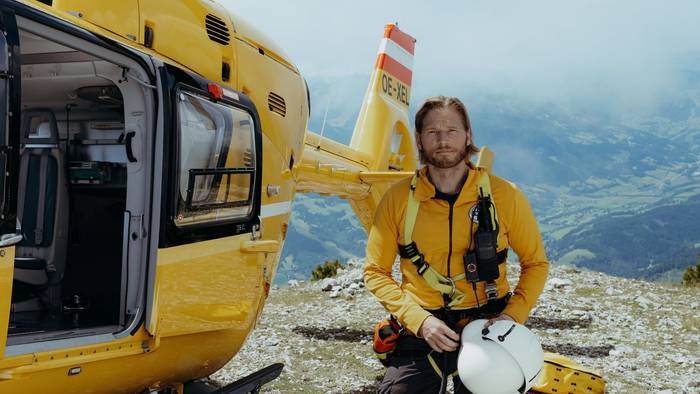 In den neuen Folgen der ZDF-Serie „Die Bergretter“ spielt Sebastian Ströbel wieder die Hauptrolle des Markus Kofler. (Bild: ZDF/Sabine Finger Fotografie)