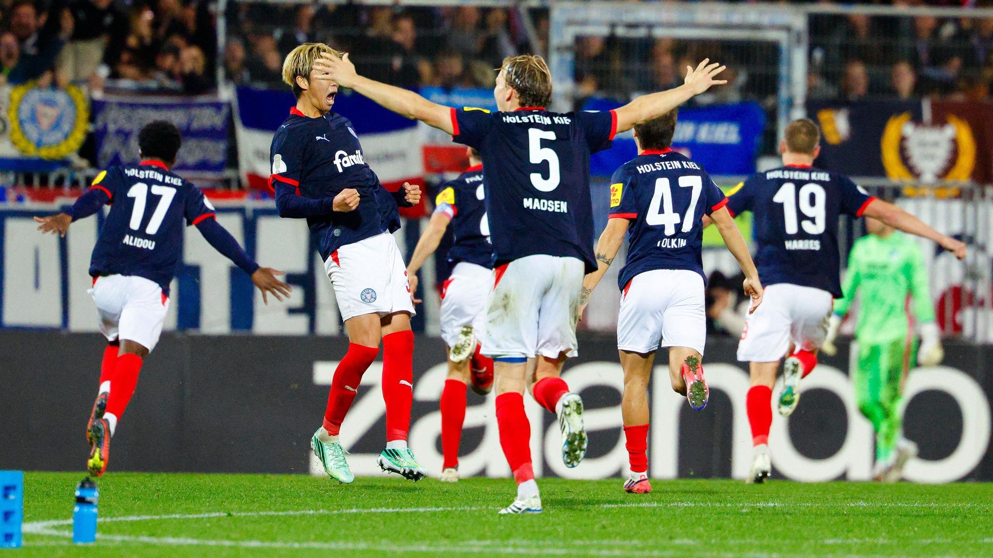 Jubel im Elfmeterschießen bei Holstein Kiel.