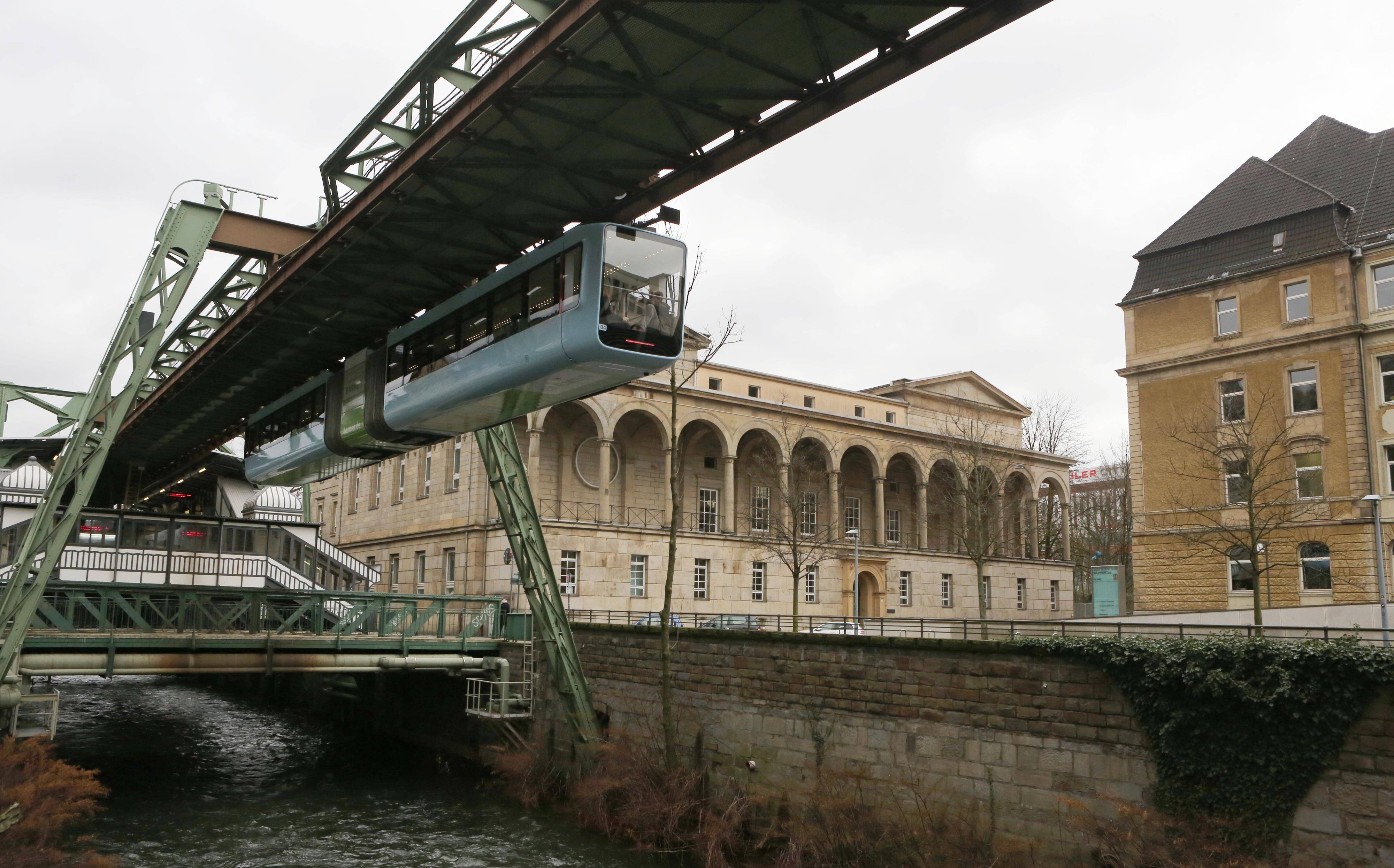 Mit einer Drehleiter musste die Feuerwehr die Fahrgäste aus der Schwebebahn retten. (Symbolfoto)