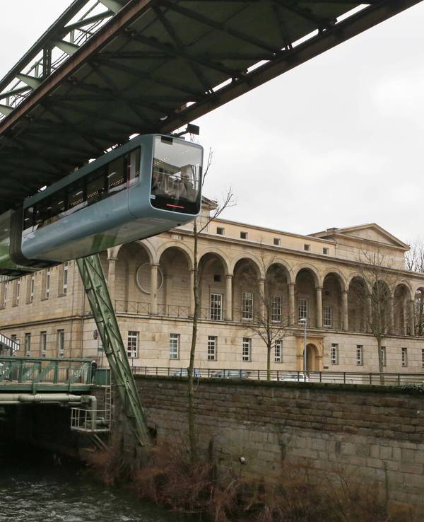 Mit einer Drehleiter musste die Feuerwehr die Fahrgäste aus der Schwebebahn retten. (Symbolfoto)