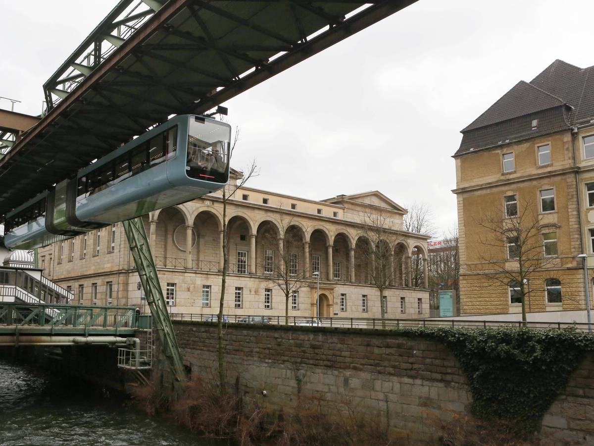 Mit einer Drehleiter musste die Feuerwehr die Fahrgäste aus der Schwebebahn retten. (Symbolfoto)