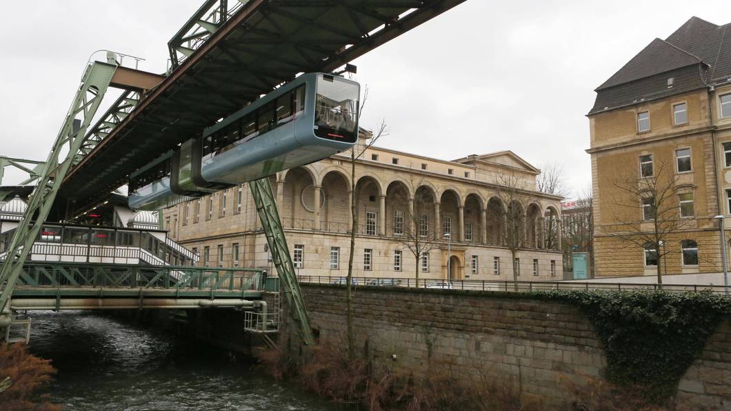Mit einer Drehleiter musste die Feuerwehr die Fahrgäste aus der Schwebebahn retten. (Symbolfoto)