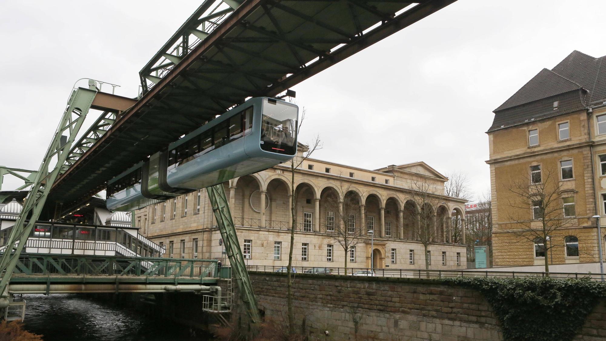 Mit einer Drehleiter musste die Feuerwehr die Fahrgäste aus der Schwebebahn retten. (Symbolfoto)