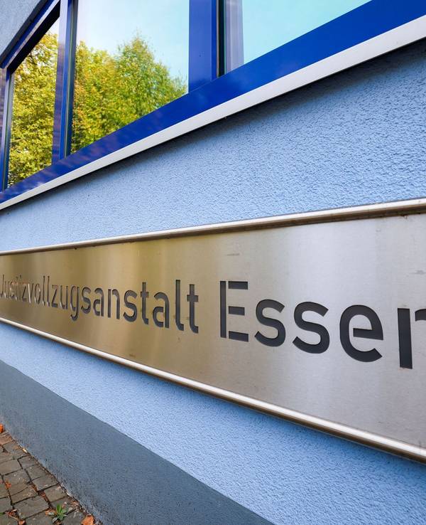 Ein JVA-Bediensteter aus Essen ist jetzt in Untersuchungshaft. Er soll unter anderem Handys im Gefängnis verkauft haben. (Archivbild)