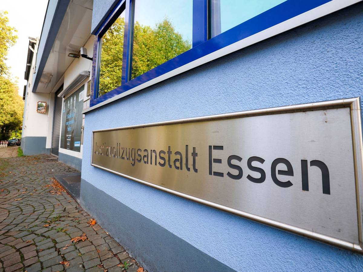 Ein JVA-Bediensteter aus Essen ist jetzt in Untersuchungshaft. Er soll unter anderem Handys im Gefängnis verkauft haben. (Archivbild)