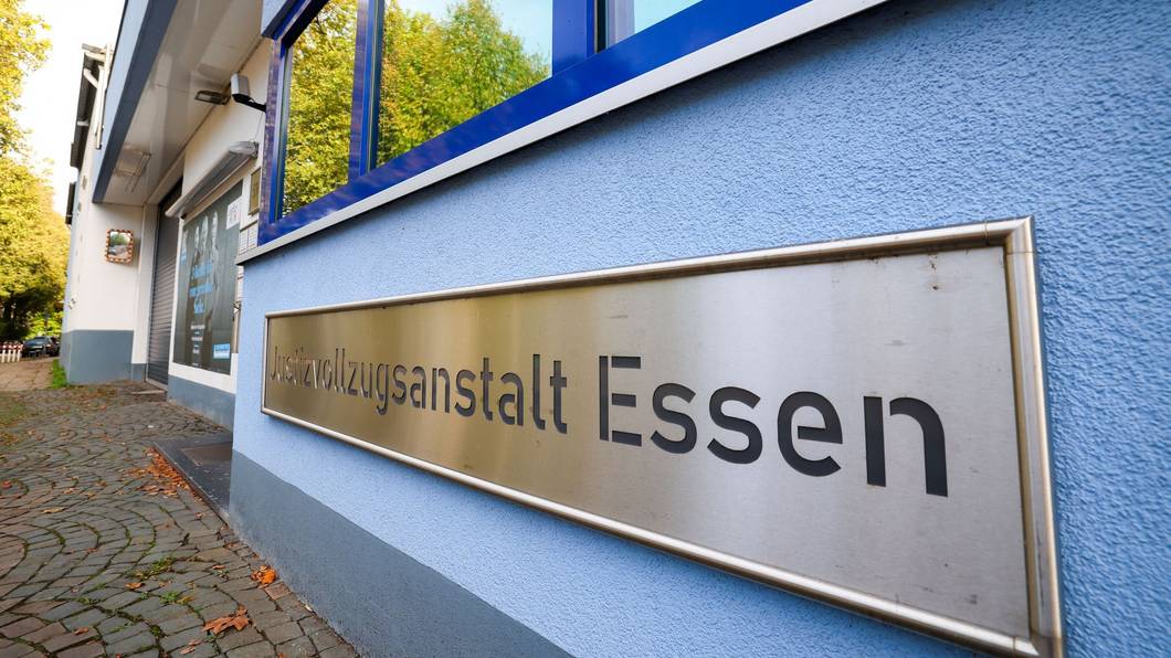 Ein JVA-Bediensteter aus Essen ist jetzt in Untersuchungshaft. Er soll unter anderem Handys im Gefängnis verkauft haben. (Archivbild)
