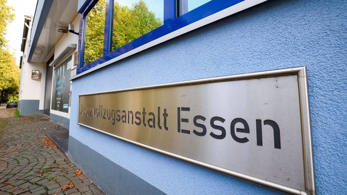 Ein JVA-Bediensteter aus Essen ist jetzt in Untersuchungshaft. Er soll unter anderem Handys im Gefängnis verkauft haben. (Archivbild)