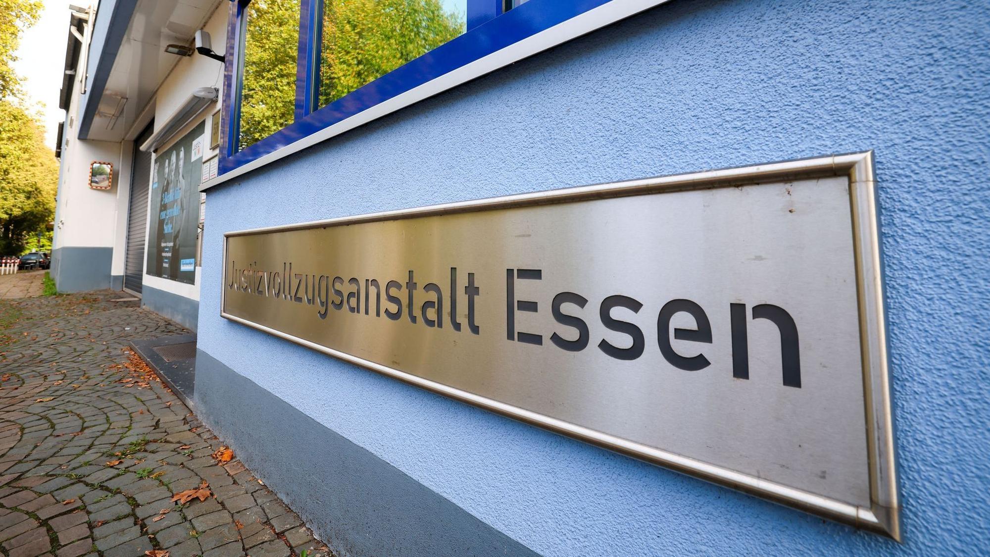 Ein JVA-Bediensteter aus Essen ist jetzt in Untersuchungshaft. Er soll unter anderem Handys im Gefängnis verkauft haben. (Archivbild)