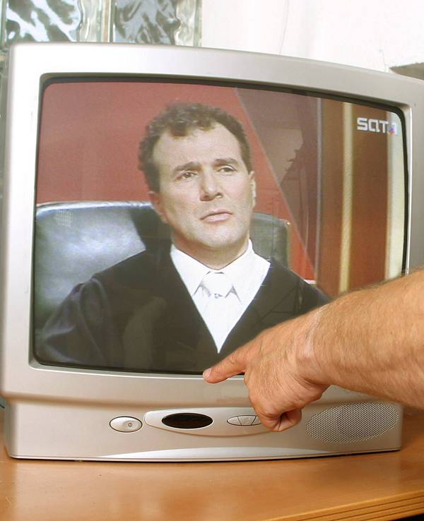 Schluss mit Gerichtssendungen im TV - Finger zeigt auf den Ausschalter eines Fernsehers in dem die SAT1-Fernsehsendung -Richter Alexander Hold