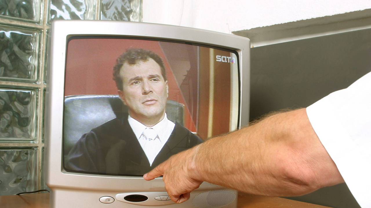 Schluss mit Gerichtssendungen im TV - Finger zeigt auf den Ausschalter eines Fernsehers in dem die SAT1-Fernsehsendung -Richter Alexander Hold