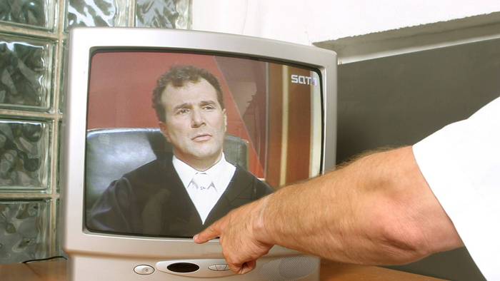 Schluss mit Gerichtssendungen im TV - Finger zeigt auf den Ausschalter eines Fernsehers in dem die SAT1-Fernsehsendung -Richter Alexander Hold