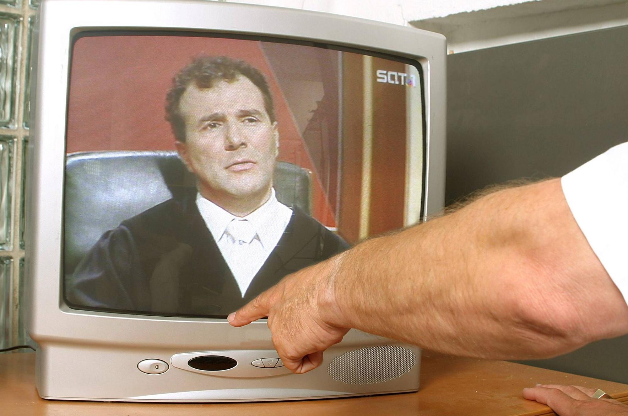 Schluss mit Gerichtssendungen im TV - Finger zeigt auf den Ausschalter eines Fernsehers in dem die SAT1-Fernsehsendung -Richter Alexander Hold