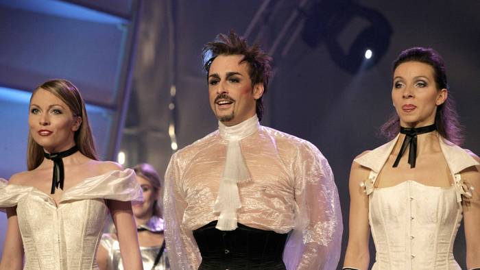 Tänzer André Höhl steht auf der Bühne bei der TV-Aufzeichnung der MDR-Show „Musik für Sie“.