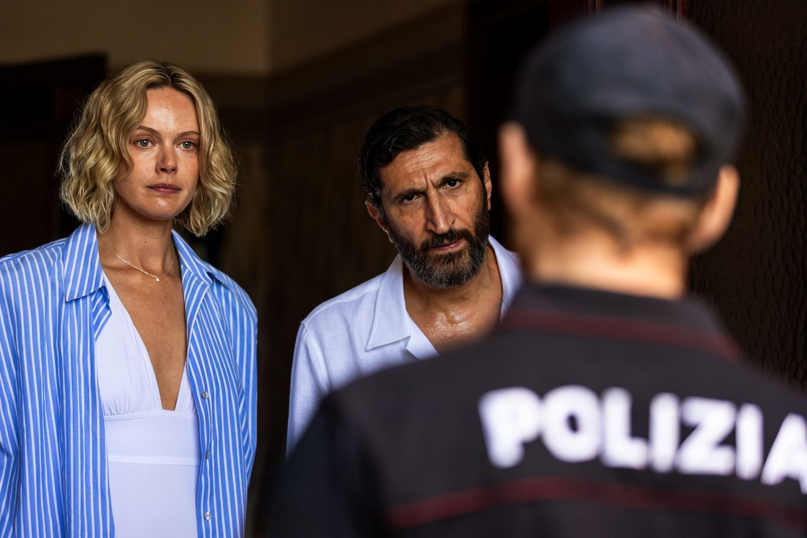 Kaum sind Carl (Fares Fares) und Helene (Frida Gustavsson) in Sizilien angekommen, steht die Polizei vor ihrer Tür und fragt nach einem Alibi.  (Bild: Netflix)