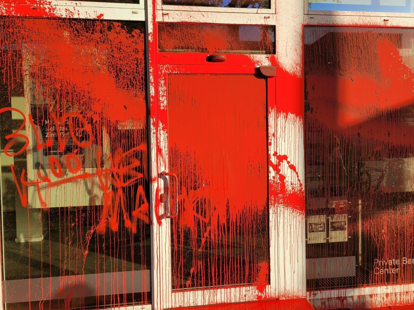 Die Filiale der Deutschen Bank an der Aachener Straße 392 in Braunsfeld wurde mit roter Farbe beschmiert, mit Verweis auf die „Gen Z“-Demo am 31.10.