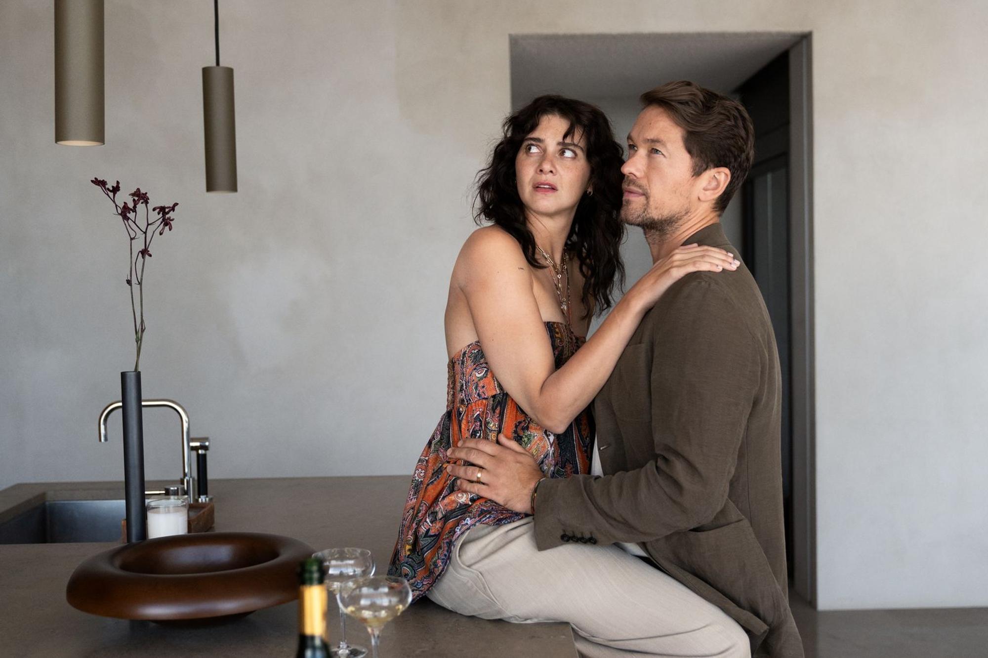Adam (Jakob Oftebro) und Scarlett (Emma Appleton) entdecken in ihrem Ferienhaus eine Überwachungskamera in der Küche. Haben Carl und Helene sie angebracht, um sie zu beobachten? (Bild: Netflix)
