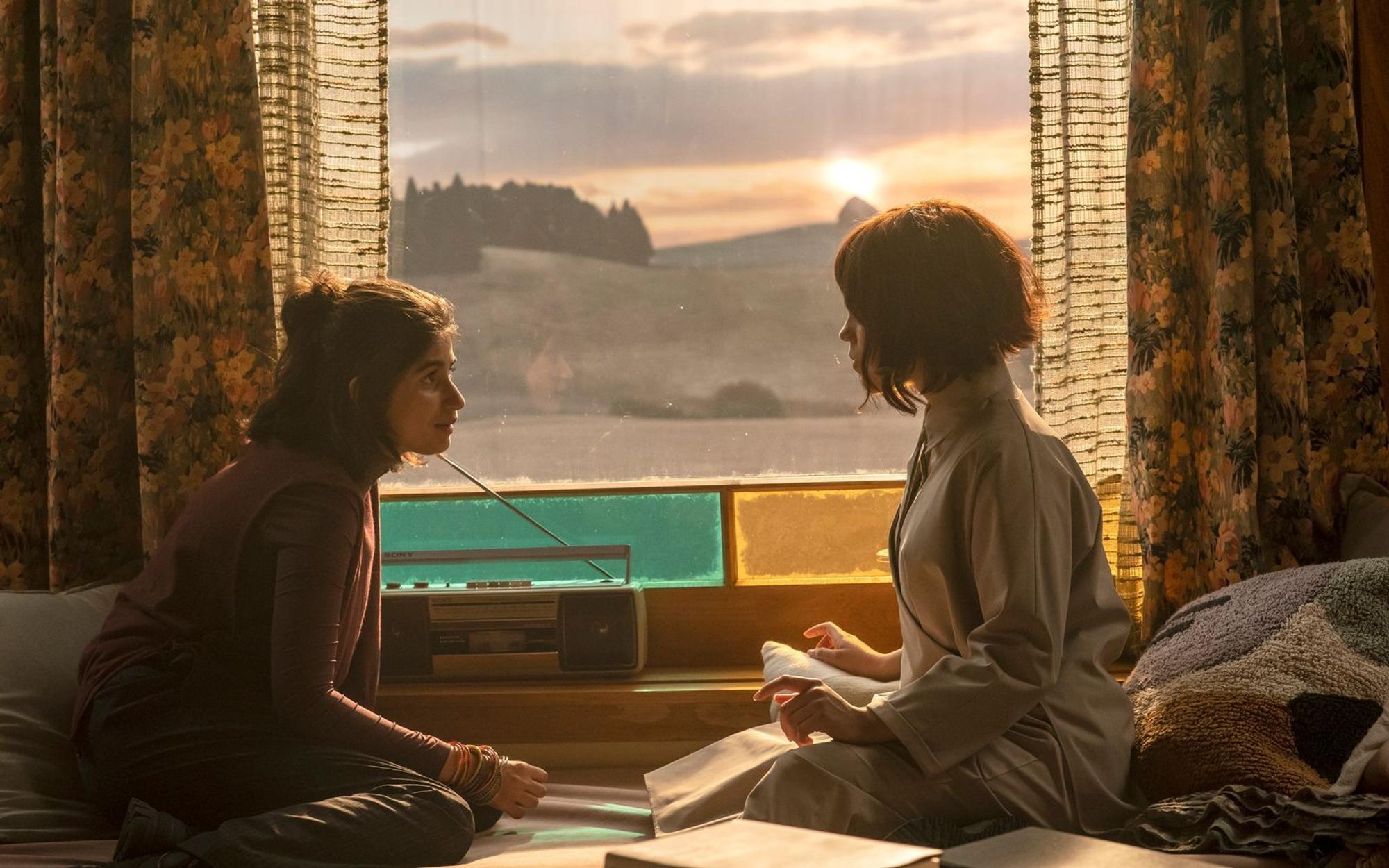 Josie (Mia Tharia, links) und ihre „Künstliche Freundin“ Klara (Jenna Ortega) verstehen sich. (Bild: 2026 Sony Pictures Entertainment/CTMG)