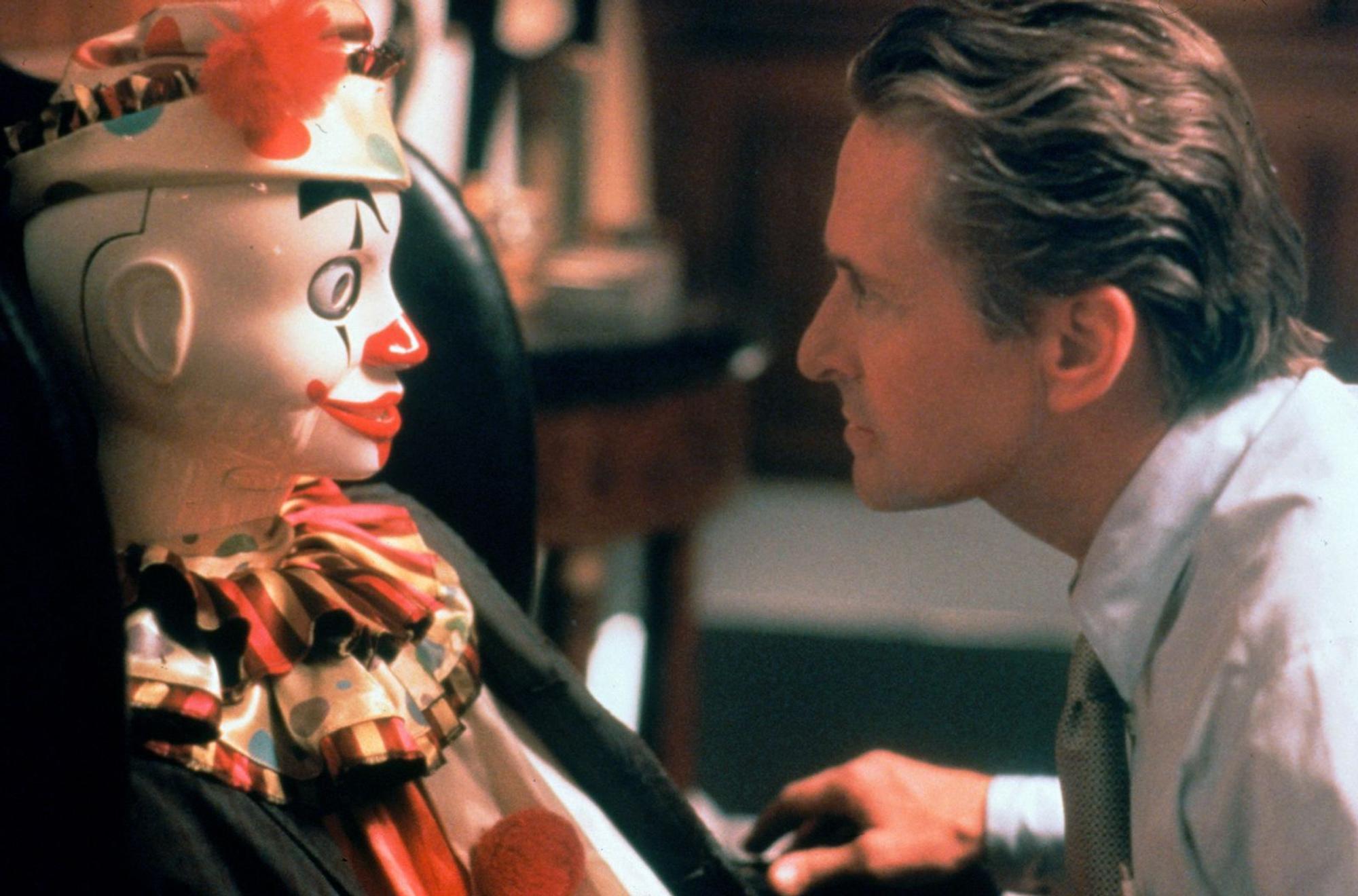 Nicholas Van Orton (Michael Douglas) erhält mysteriöse Nachrichten von einem Clown - alles nur ein Spiel? (Bild: 1997 PolyGram Filmed Entertainment, Inc.)