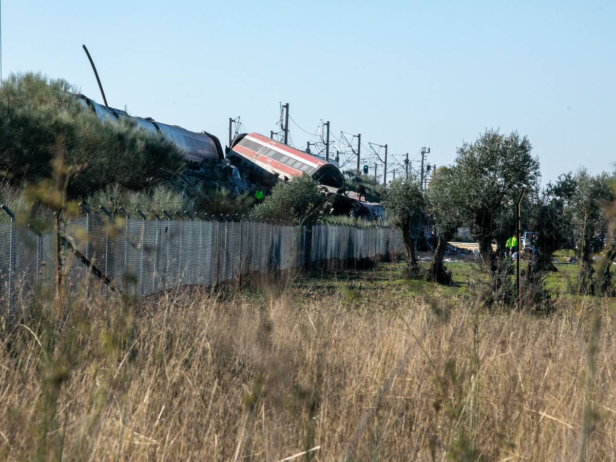 Blick auf einen der beiden Züge, der an einem Zusammenstoß beteiligt war. Am Morgen stießen zwei Züge am Bahnhof der Stadt Urda zusammen.