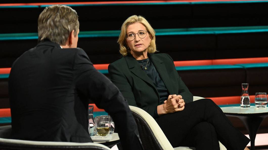 Am Dienstagabend hakte Markus Lanz ganz konkret bei Anke Rehlinger nach: „Sie schließen das mit der Bundesparteichefin aus?“ (Bild: Cornelia Lehmann / ZDF)
