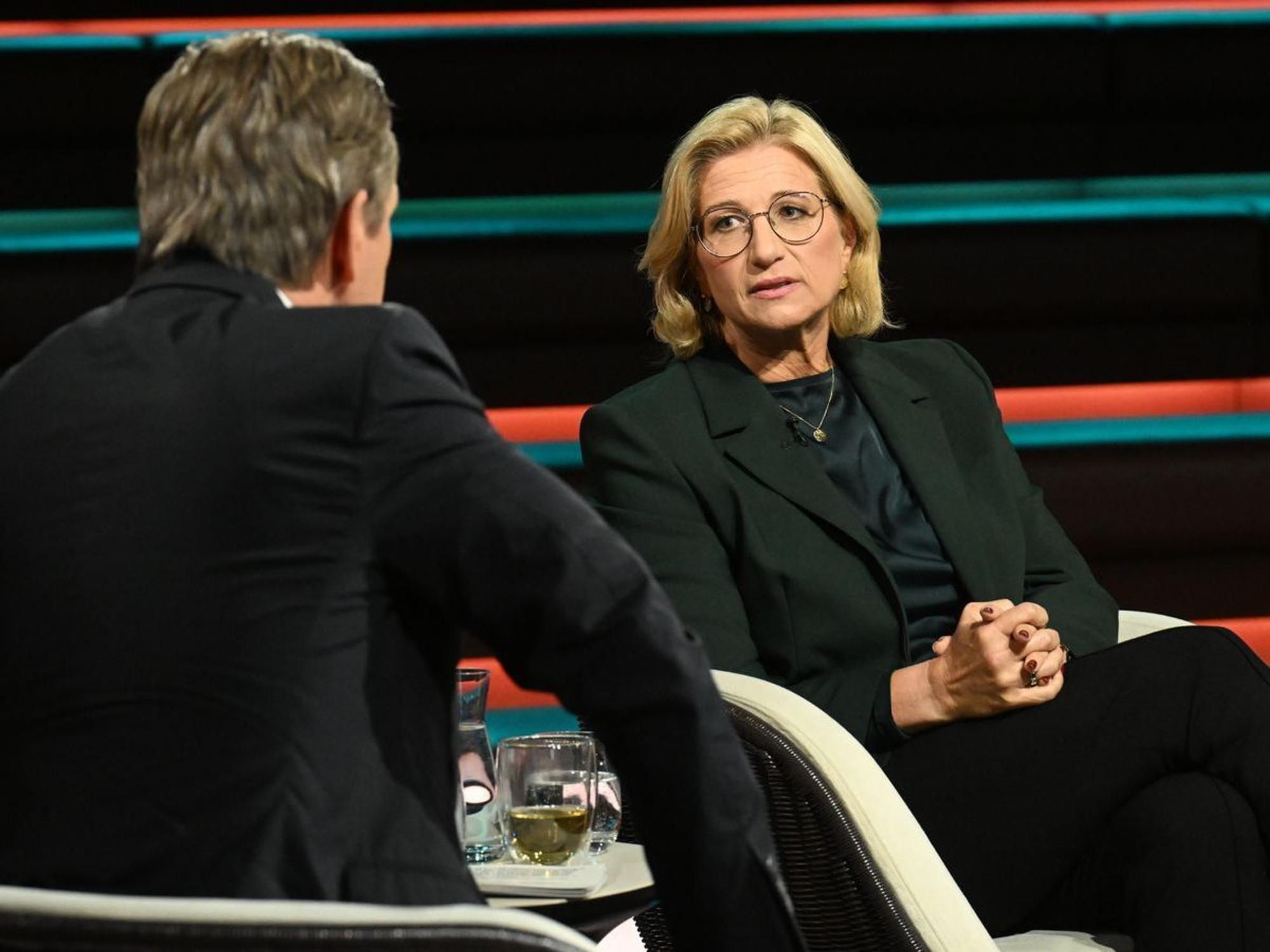 Am Dienstagabend hakte Markus Lanz ganz konkret bei Anke Rehlinger nach: „Sie schließen das mit der Bundesparteichefin aus?“ (Bild: Cornelia Lehmann / ZDF)