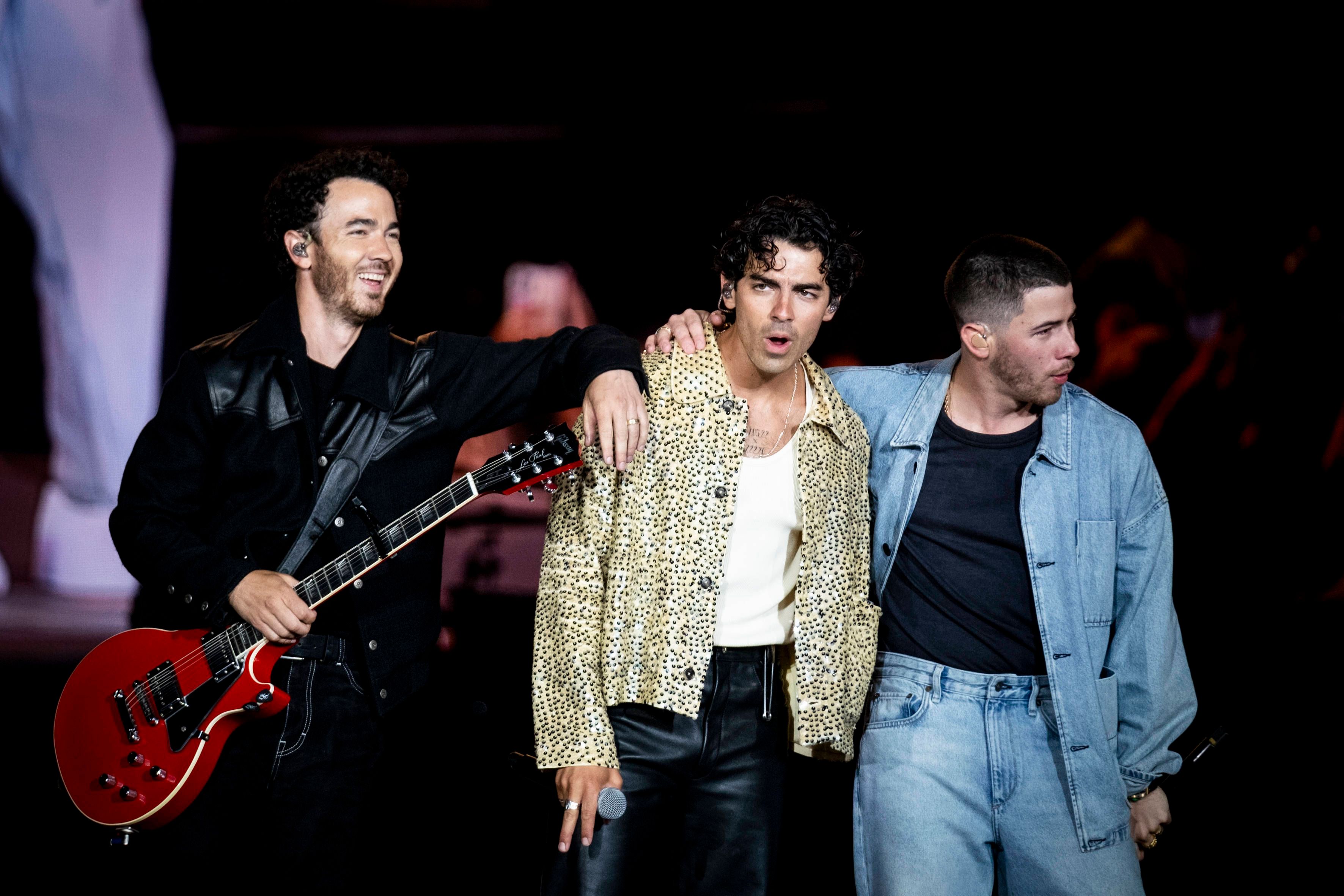 Jonas Brothers stehen nebeneinander während eines Auftritts auf dem Rock In Rio Festival in Lissabon