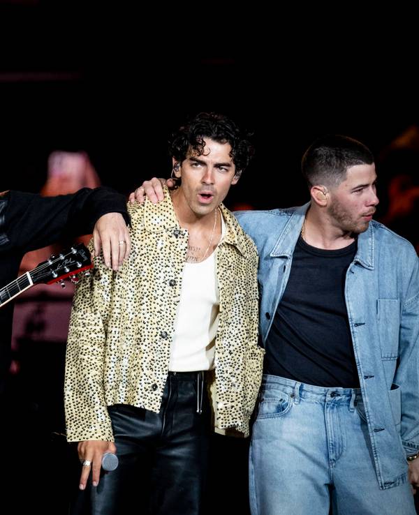 Jonas Brothers stehen nebeneinander während eines Auftritts auf dem Rock In Rio Festival in Lissabon
